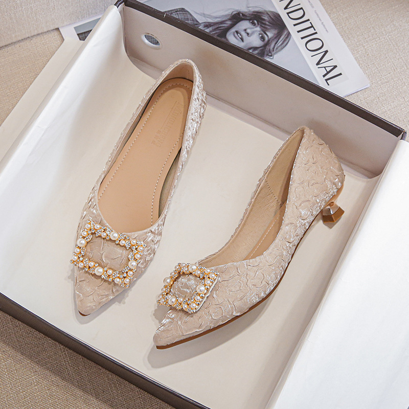 アイボリーテクスチャードサテンポインテッドトゥキトゥンヒール - Women'S Shoes Kitten Heels のレビューと価格